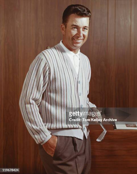 hombre que agarra golf club, sonriendo - 1960 fotografías e imágenes de stock