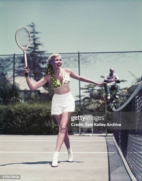 jeune femme jouant au tennis et souriant - femme vintage photos et images de collection