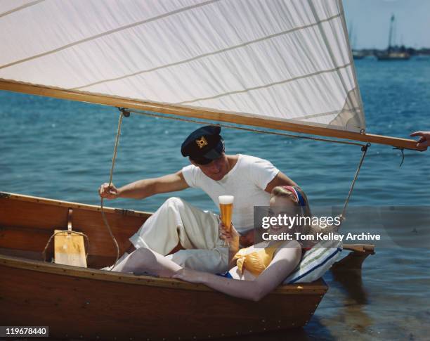 young couple having beer in sailing boat - 1960 個照片及圖片檔