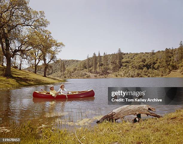 couple fishing from canoe in lake  - 1960 個照片及圖片檔