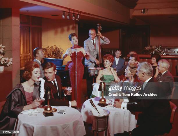 people in restaurant listening musical performance - sixties stockfoto's en -beelden