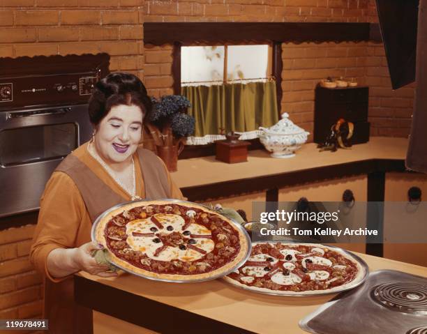 mujer madura de retención de la pizza casera recién, sonriendo - 1962 fotografías e imágenes de stock