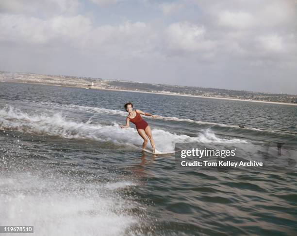 mujer surf en el mar - 1962 fotografías e imágenes de stock