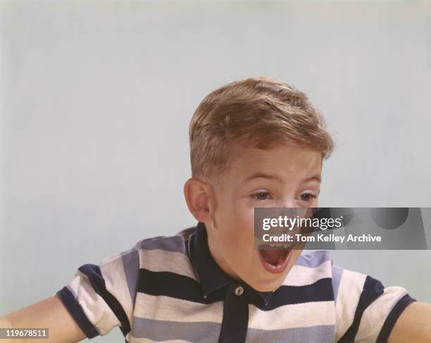 niño con boca abierta contra fondo blanco, primer plano - 1962 fotografías e imágenes de stock