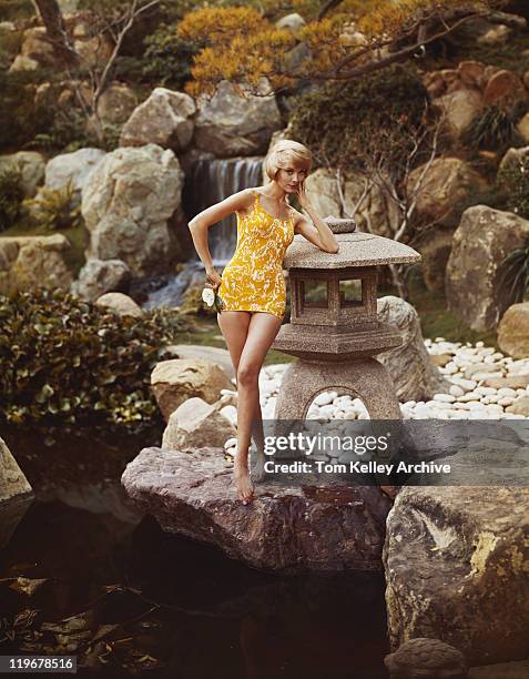 woman standing on rock, retrato - 1962 fotografías e imágenes de stock