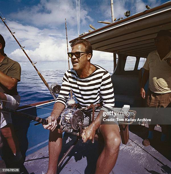 hombre de la pesca en bote - 1962 fotografías e imágenes de stock