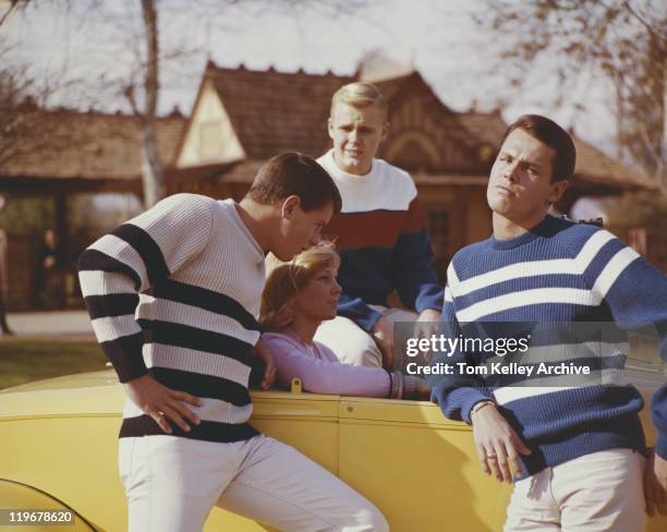 amigos sentado no carro e de pé numa delas - 1965 imagens e fotografias de stock