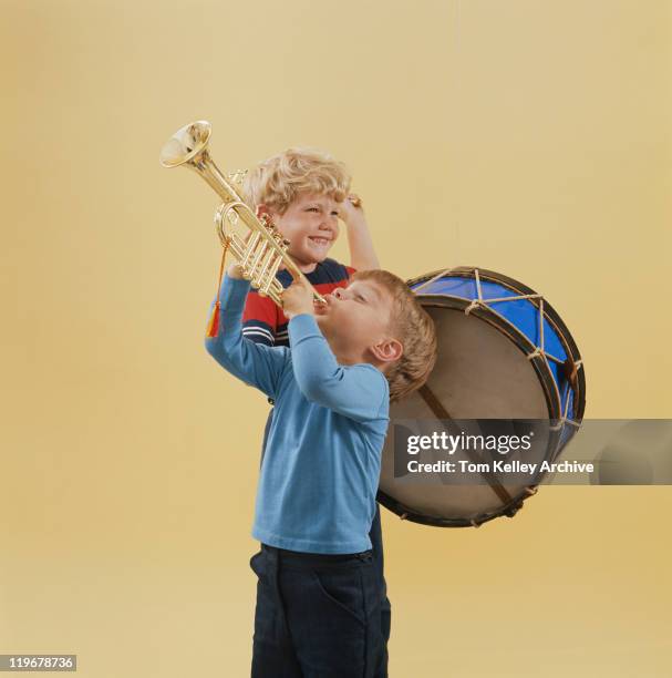 boys playing trumpet y tambor, sonriendo - de espalda fotografías e imágenes de stock