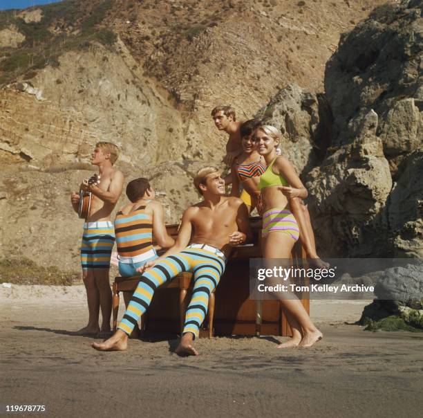 freunde in badebekleidung spielt gitarre und klavier am strand - urlaub frau strand sonne blond kurze haare stock-fotos und bilder