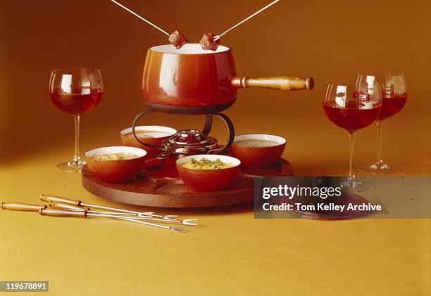 fondue with red wines - fondue stock-fotos und bilder