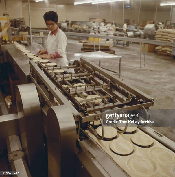 女性は、食品加工工場 - 20th century ストックフォトと画像