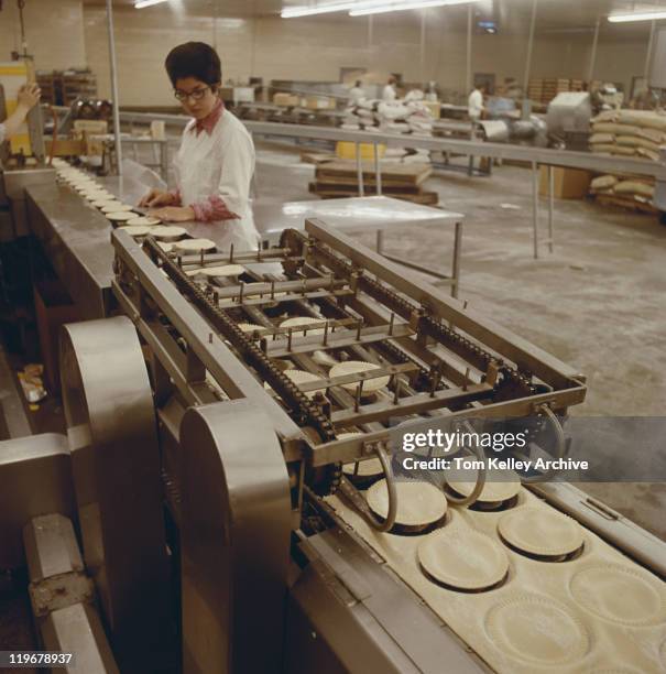 mulher trabalhando na fábrica de comida - século xx - fotografias e filmes do acervo