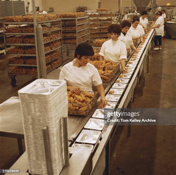 mulheres trabalhando em fábrica de comida - século xx - fotografias e filmes do acervo