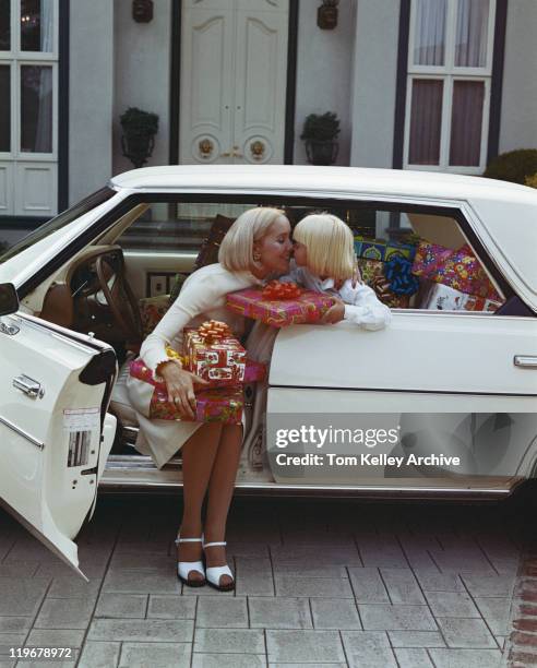 mère et fille se frotter le nez en voiture avec des cadeaux boîte - covered car photos et images de collection