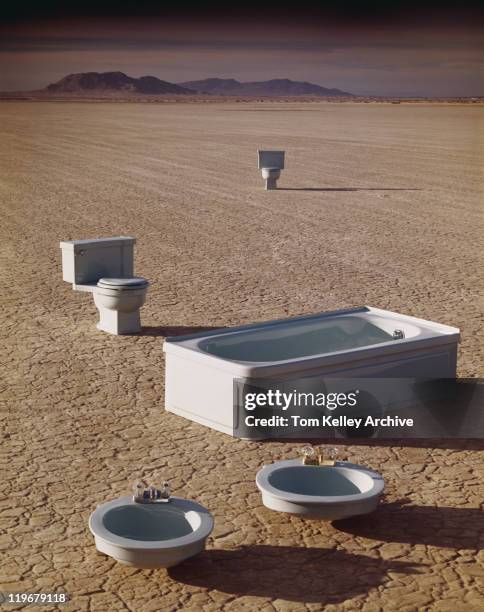 baignoire, le lavabo et les toilettes du paysage aride - 1972 photos et images de collection