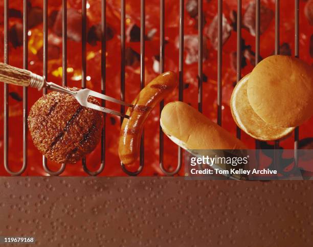 steak, buns and sausage on barbecue grill, close-up - 1972 photos et images de collection