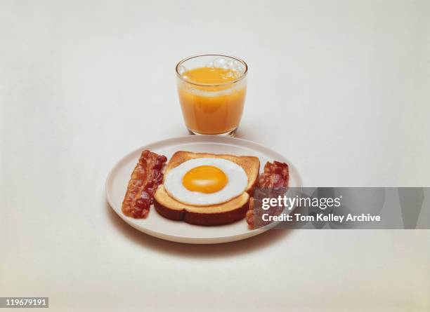 breakfast in plate with juice, close-up - 1973 stockfoto's en -beelden