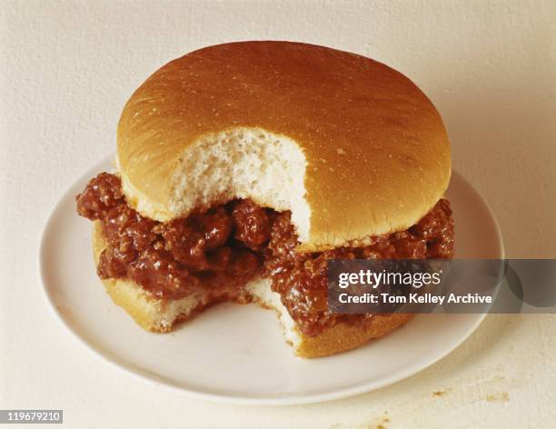 burger with bite taken on plate, close-up - 1973 - fotografias e filmes do acervo