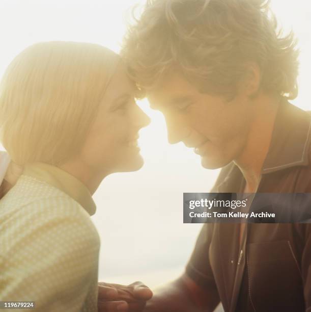 casal jovem, sorrindo romancing, close-up - 1973 - fotografias e filmes do acervo