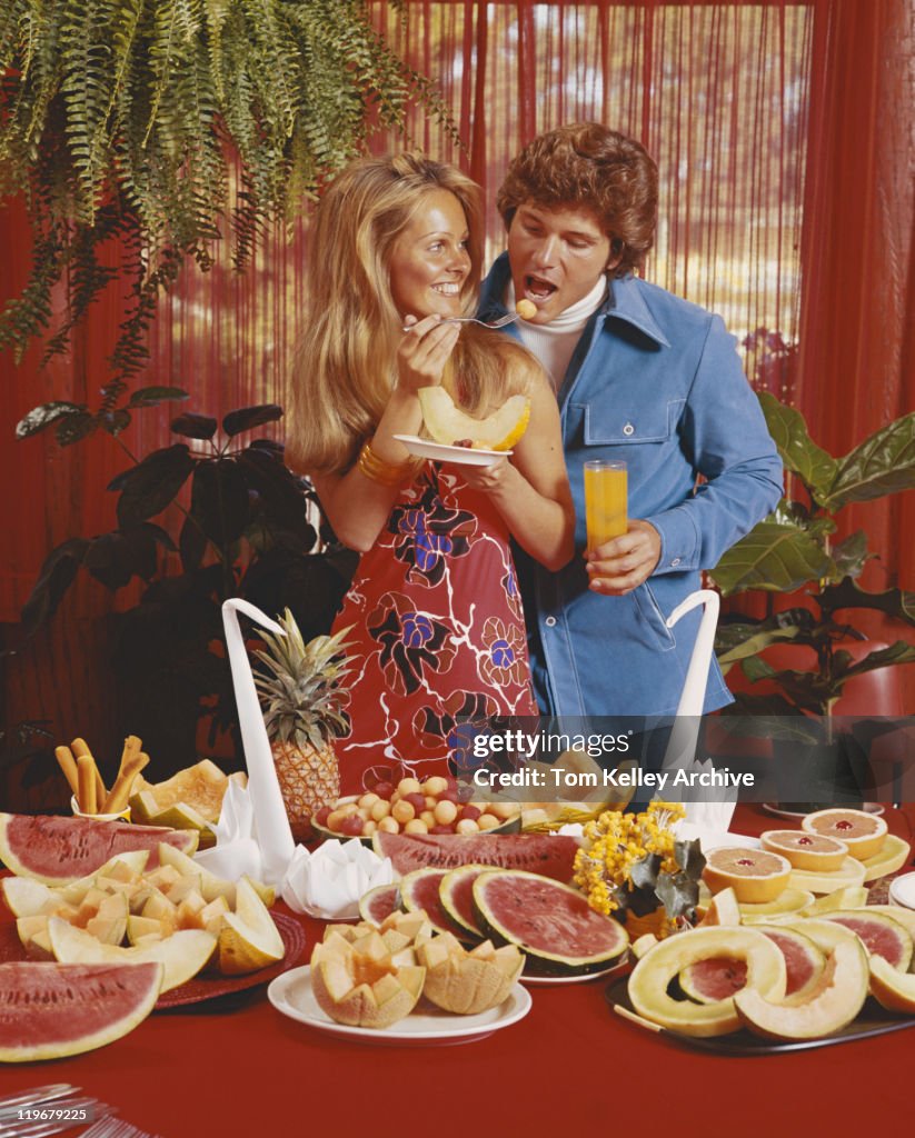 Frutas servidas sobre mesa con mujer sonriente hombre, alimentación