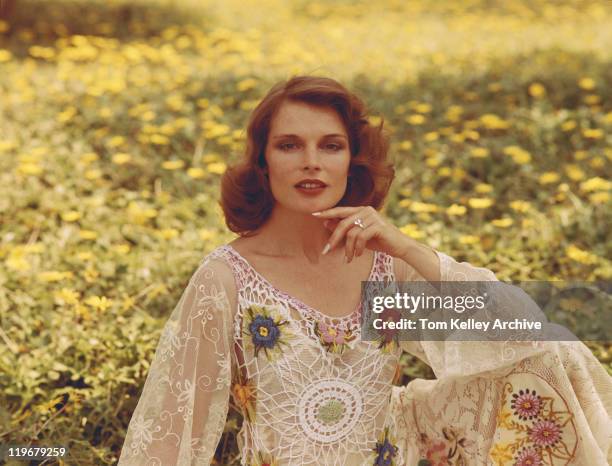 woman sitting in garden, portrait - 70's stockfoto's en -beelden