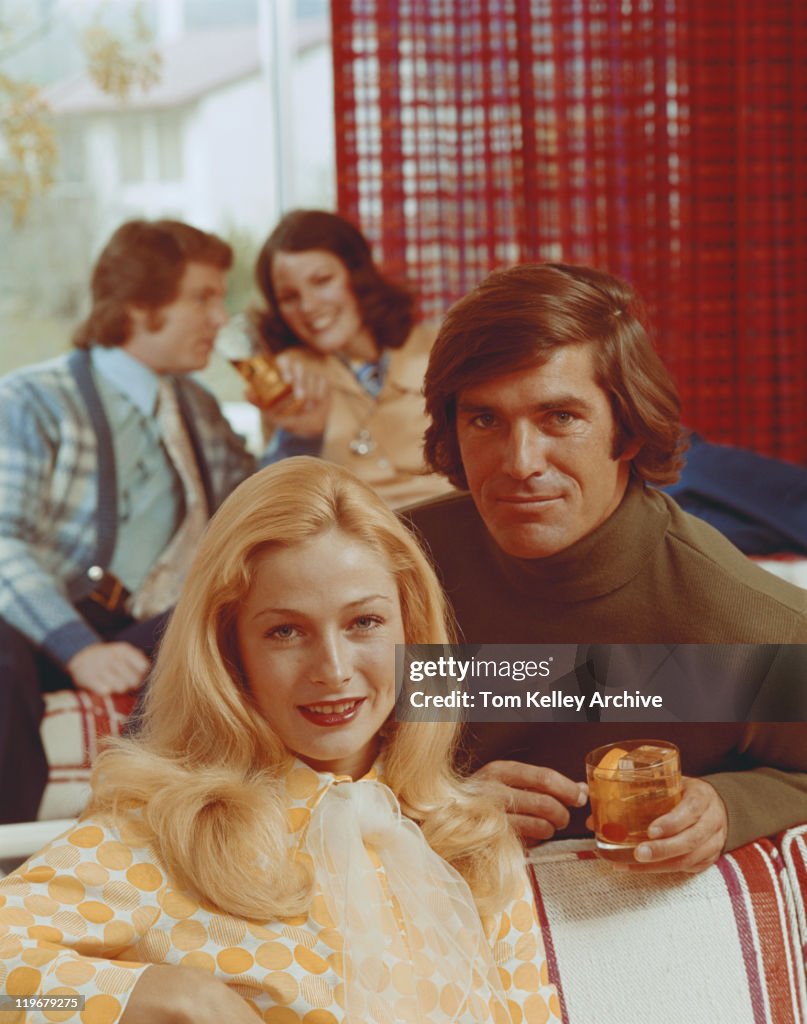 Paar Lächeln, Mann hält Getränke, Porträt