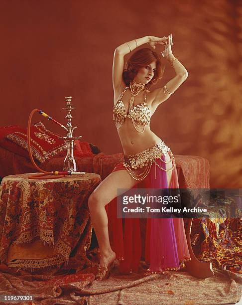 joven bailarina de vientre baile junto a shisha en la tabla - belly dancer fotografías e imágenes de stock