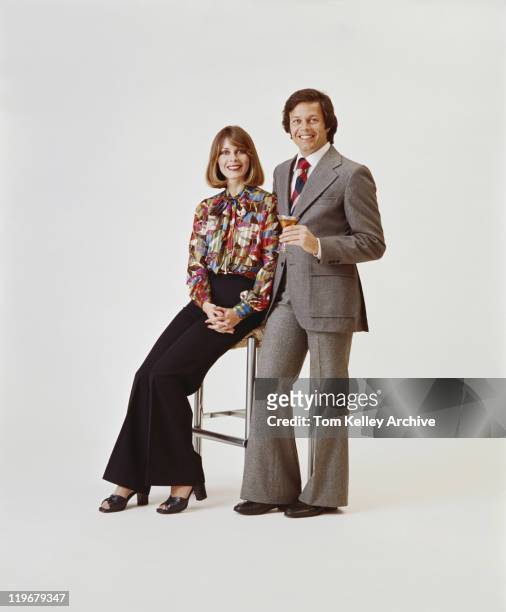 couple on white background, man holding drink - 70's stockfoto's en -beelden