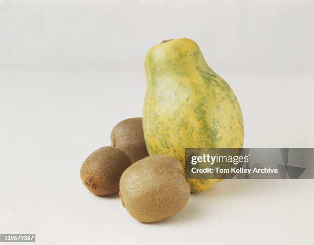 sapodilla fruits and papaya on white background, close-up - 1978 - fotografias e filmes do acervo