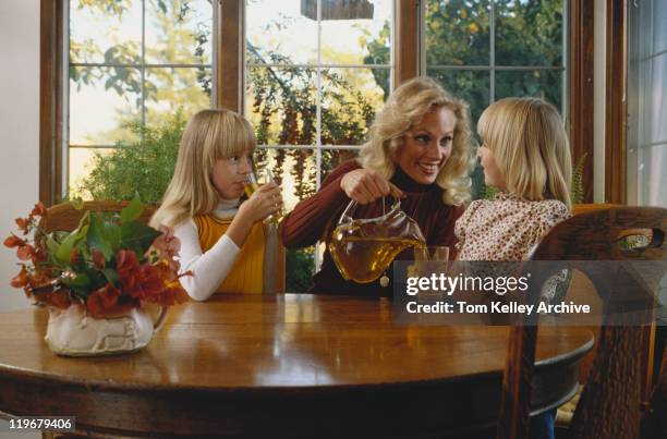 vertendo o suco de mãe filha - 1978 imagens e fotografias de stock