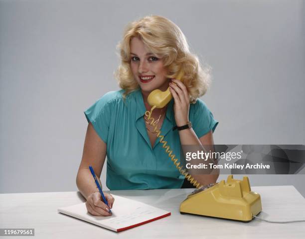 giovane donna parla al telefono, sorridente, verticale - anno 1980 foto e immagini stock