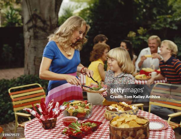 famiglia mangiare pranzo insieme all'esterno - anno 1980 foto e immagini stock