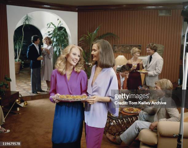 amici, una festa, sorridente in soggiorno - anno 1980 foto e immagini stock