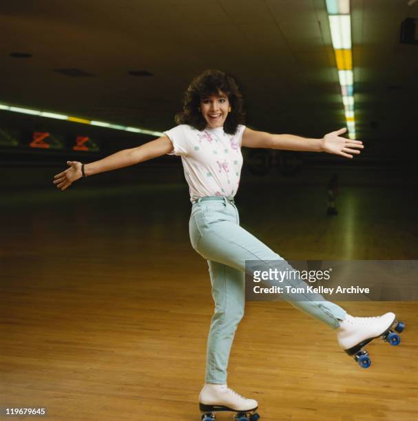 jeune femme faire du patin à roulettes sur plancher en bois, souriant, portrait - 1980 photos et images de collection