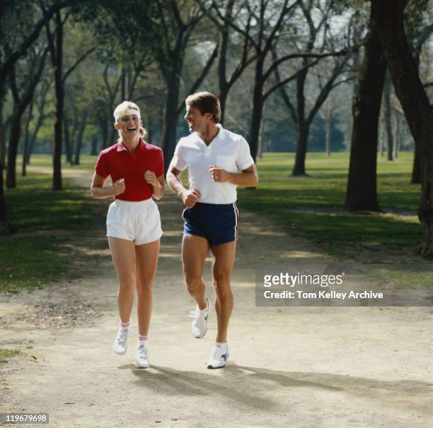 couple de jogging dans le parc, souriant - 1980 photos et images de collection