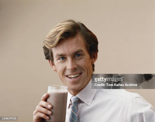 mann hält glas trinken und lächelnd portrait - achtziger jahre stock-fotos und bilder