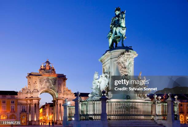 lisbon, statue of king jose i by joaquim machado d - praça do comércio fotografías e imágenes de stock