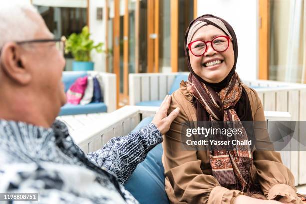 senior couple - headscarf home stockfoto's en -beelden