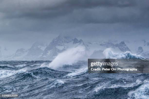 stormy seas off cape disappointment south georgia - insel south georgia island stock-fotos und bilder