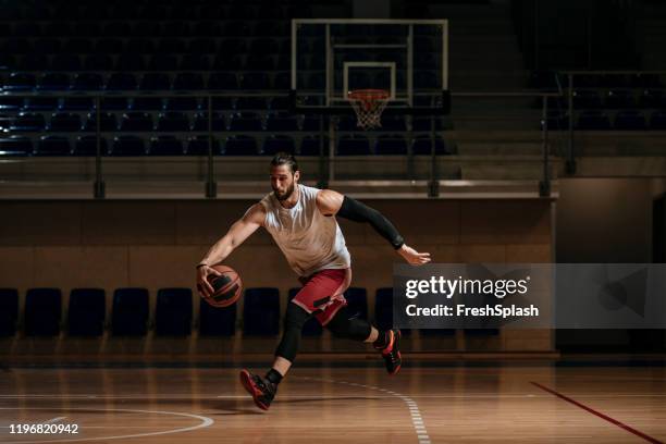 basketball player on a court - corrida de ponto imagens e fotografias de stock