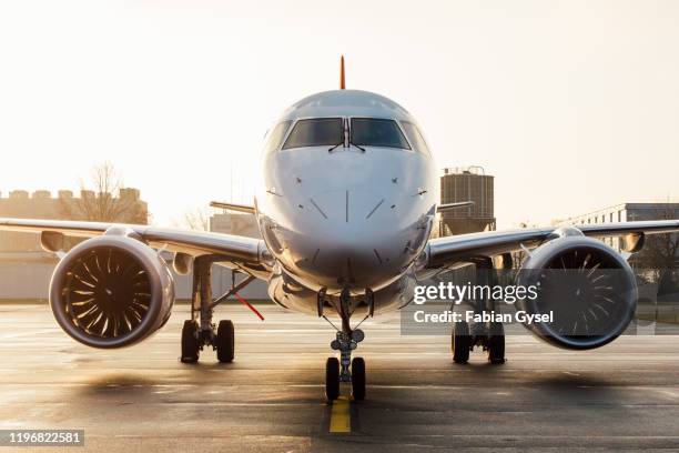 embraer e190-e2 - boeing photos et images de collection