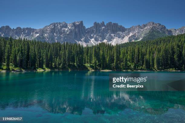 karersee (lago di carezza), is a lake in the dolomites in south tyrol, italy. - lago de carezza fotografías e imágenes de stock