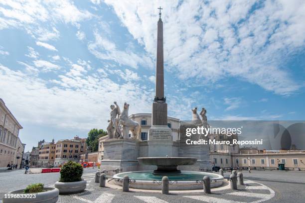 people walking next to the quirinale obelisk in rome, italy. - quirinal palace imagens e fotografias de stock