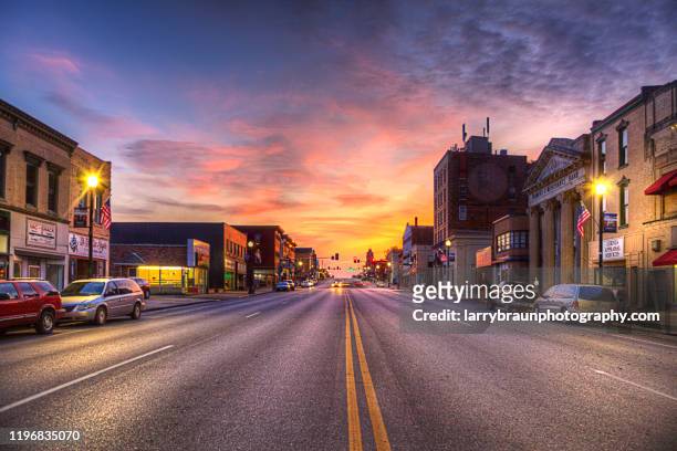 broadway at dusk, hannibal mo - small town stock-fotos und bilder