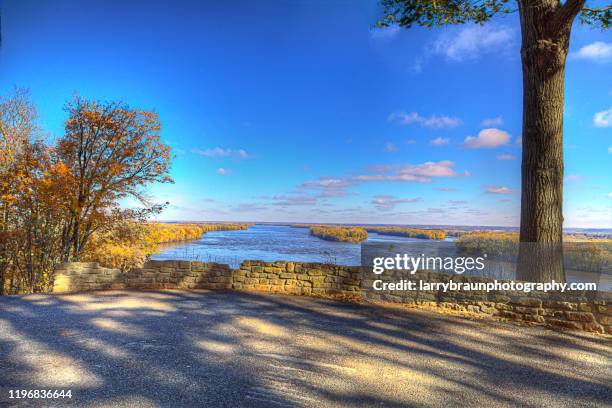 mississippi river in november, hannibal mo - missouri fluss stock-fotos und bilder