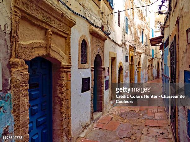 small street and patinated houses in essaouira - essaouira photos et images de collection