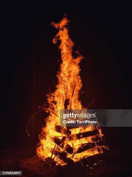huge bonfire at night in the forest - mid summer fire - fotografias e filmes do acervo