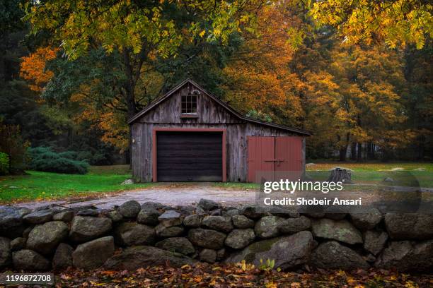 wooden cabin in autumn, central massachusetts - hopkinton massachusetts - fotografias e filmes do acervo