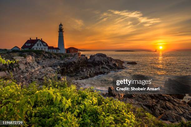 beautiful sunset at portland head lighthouse, cape elizabeth, maine - faro de portland head fotografías e imágenes de stock