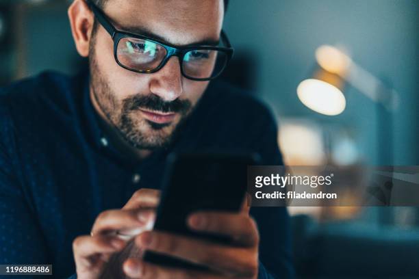 texting - concentration stockfoto's en -beelden